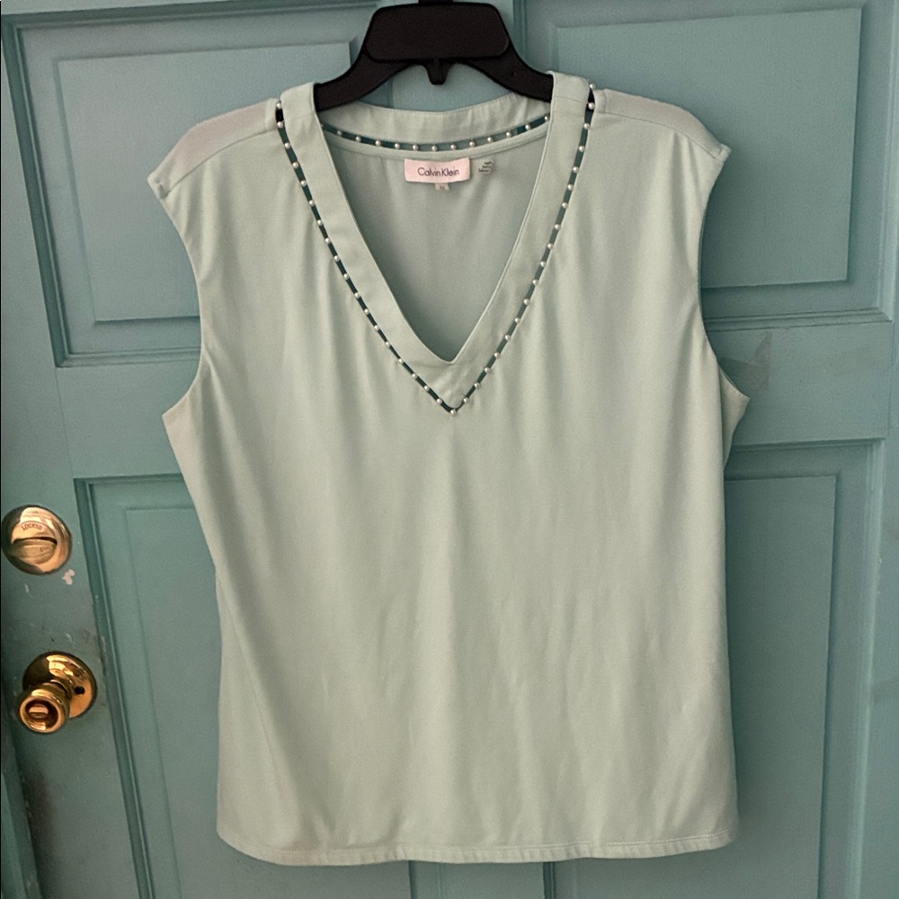 Calvin Klein Pearl neckline sleevless v neck tank top in XL.95% poly& 5% spandex